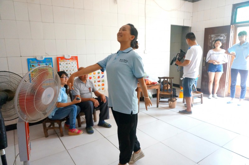 圖三：隊員杜娟為孫明文老人跳起了優(yōu)美的軍旅舞  攝影：吳敏
