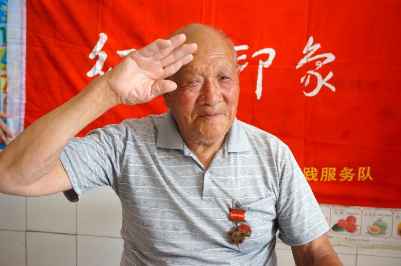 圖四：孫明文老人行軍禮留影  攝影：吳敏