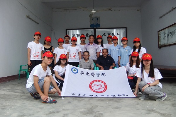 03 探訪敬老院結(jié)束后，隊(duì)員們與三位老人合影留念。 邱偉豪 張依琳 黃嘉玲提供