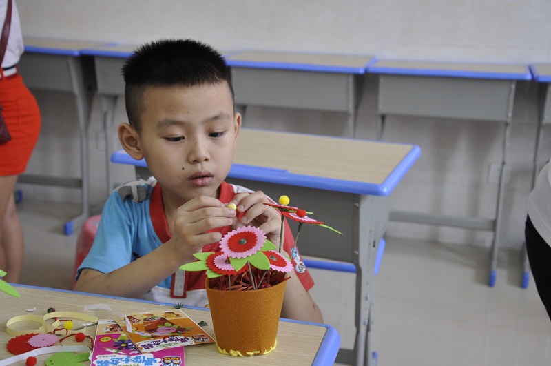 圖片二：學生認真制作手工花