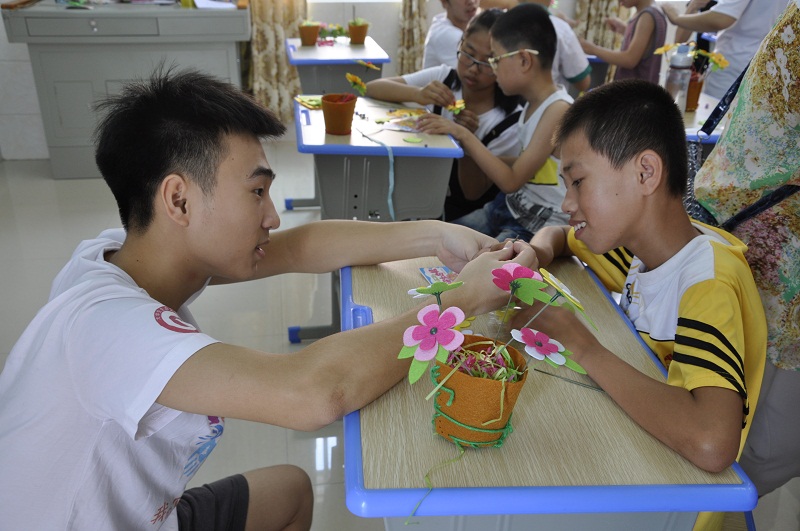 圖片四：孩子完成最后一朵花時開心的笑臉