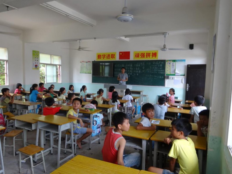 同學(xué)們在老師安排下有序地聽講