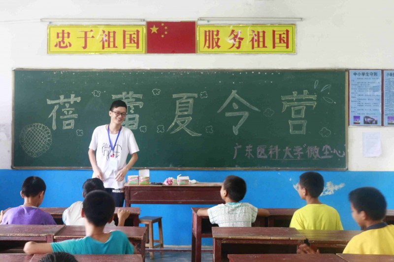 隊長鐘銅春熱情地給孩子們介紹“微塵•心”。（魏與 攝）