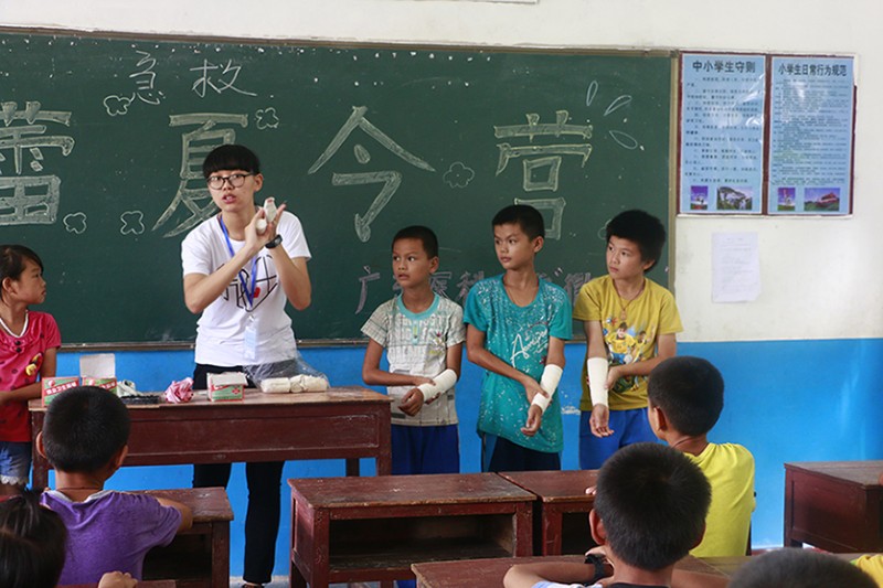 教員葉詩敏正在向孩子們演示正確的包扎方法。（魏與  攝）