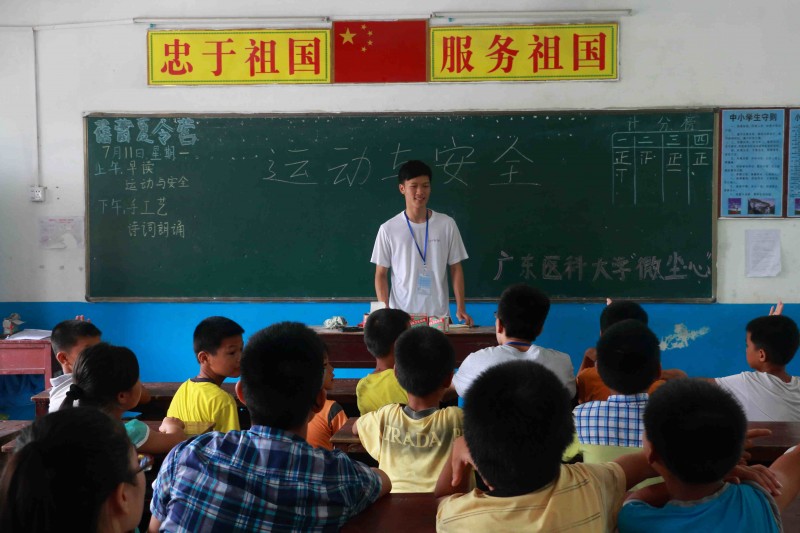 教員王國偉在講臺上為孩子們講運動時的注意事項（魏與 攝）_副本