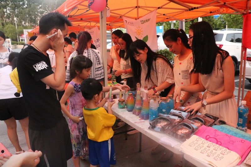 小孩子們圍著攤位
