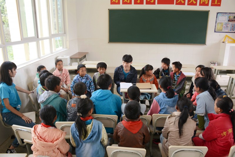 配圖1：晨曦隊員與學生義教前交流