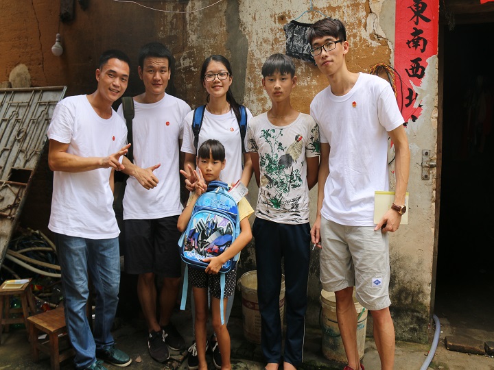 “紅旗揚”黨員志愿服務隊為貧困戶兒童贈送學習用品