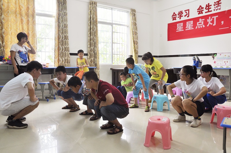 1.孩子們正跟著老師在進(jìn)行熱身活動(dòng)