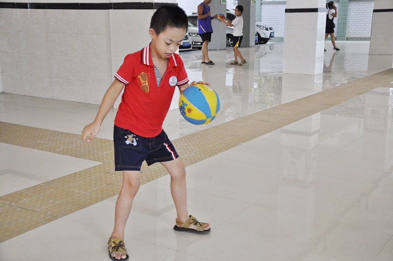 2.孩子正在拍球