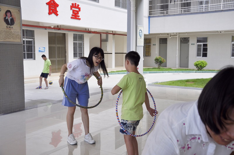 4.小朋友正在玩呼啦圈