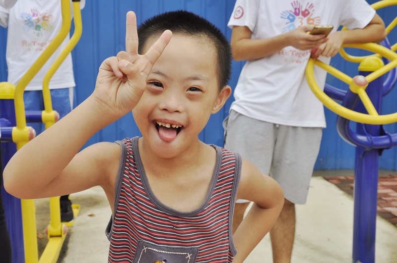 6.孩子陽(yáng)光下?tīng)N爛的笑容