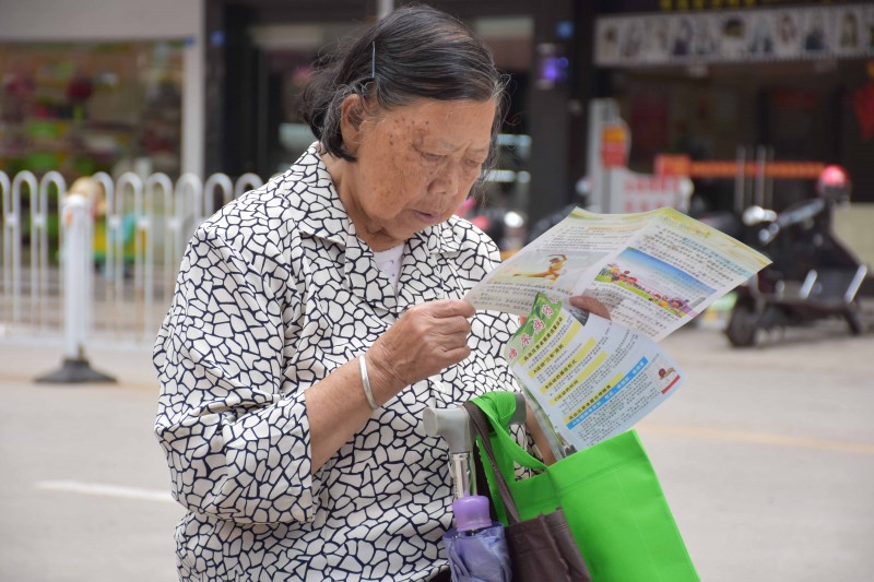 配圖3：七旬退休醫(yī)生仔細研讀急救知識宣傳小冊