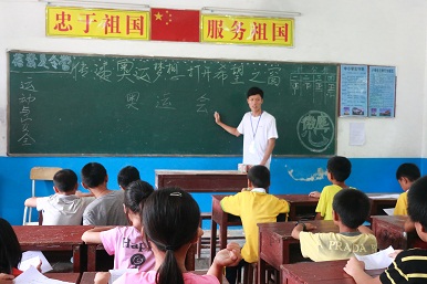 配圖1.教員黃國偉在課堂上講解奧運知識