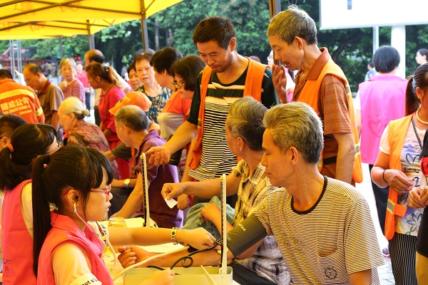 志愿者為來(lái)診市民測(cè)量血壓