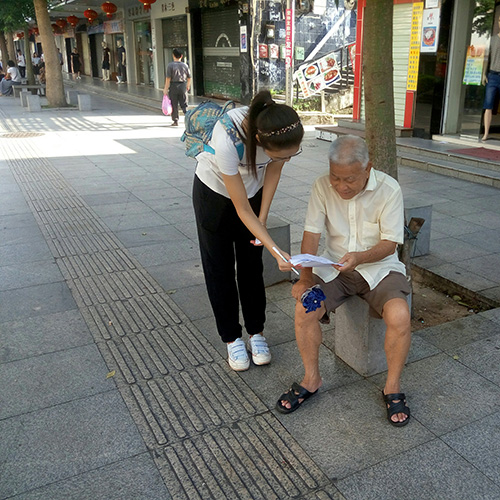 志愿者為村民介紹調查問卷