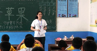 配圖2：隊員袁坤兒在給孩子們上性教育課堂。 通訊員魏與 攝影1