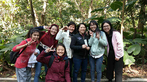 圖2：第四團支部同學給游客派發書簽。