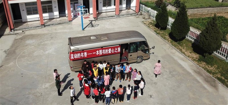        4月17日，岳西縣冶溪鎮白沙小學學生在領取愛心圖書（無人機拍攝）。當日，安徽向日葵公益助學服務中心聯合合肥市少年兒童圖書館開展“流動的書香——一本圖書的愛心之旅”活動，為安徽省岳西縣冶溪鎮白沙小學的學生們捐贈600多冊圖書，并設立“汽車圖書館”，為山區學生提供閱讀便利。