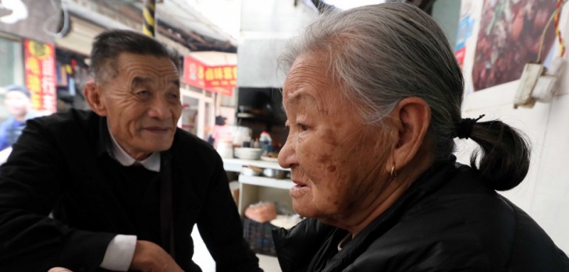 李秋花今年已80歲，她每周都要到江頭批發(fā)市場(chǎng)批發(fā)小商品，再到瑞景天橋擺攤售賣，每月賺1000多元，除去四五百元的房租，剩下的錢僅夠老兩口生活所需。