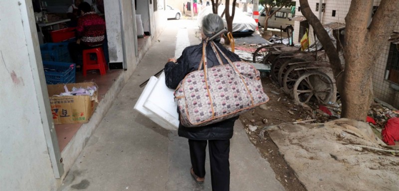 李秋花舍不得坐公交，她每天扛著兩大包的貨品，從蔡塘步行一個(gè)小時(shí)到瑞景天橋，從早上8點(diǎn)擺攤到晚上10點(diǎn)收攤。擔(dān)心老人腿腳不便，王媛媛給老人辦了公交卡，可李秋花覺得公交無法直達(dá)，舍不得花錢，還是堅(jiān)持走路。