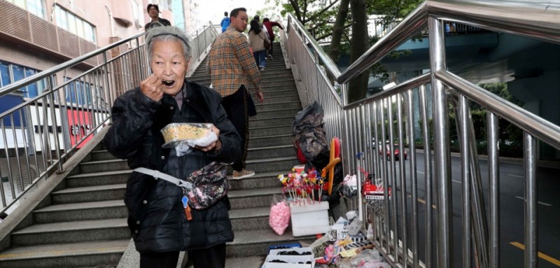 “這世界還是好人多。”李秋花和老伴反復(fù)跟記者說。不久前，李秋花的錢包被人偷走，錢包里裝著一個(gè)月的房租，她傷心地在天橋下哭泣。這個(gè)畫面被人發(fā)至網(wǎng)絡(luò)，引起了網(wǎng)友的關(guān)注，熱心市民玲瓏和丁天韻在 微博上發(fā)布了這一消息，全國各地的網(wǎng)友紛紛伸出援手，兩天時(shí)間籌集了三千多元。王媛媛也與同事們一起出力，幫奶奶度過了難關(guān)。