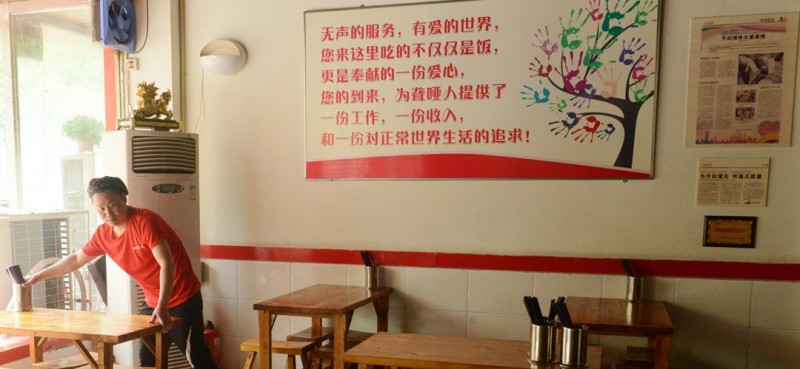 從表面上看，這家大同刀削面館很普通，干凈透亮的店面，整齊凈潔的廚房……，但走進面館，便會立即發現這里的特殊之處。圖為上午10時，面館員工在擺放餐具迎接顧客的到來。