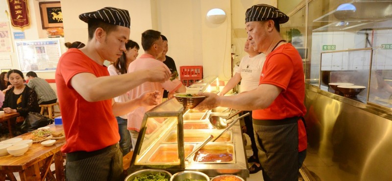 餐館只有100多平方米，幾十個座位，每天食客都爆滿，很多是回頭客。而且經常有鄭州、中牟等外地客人慕名前來就餐。