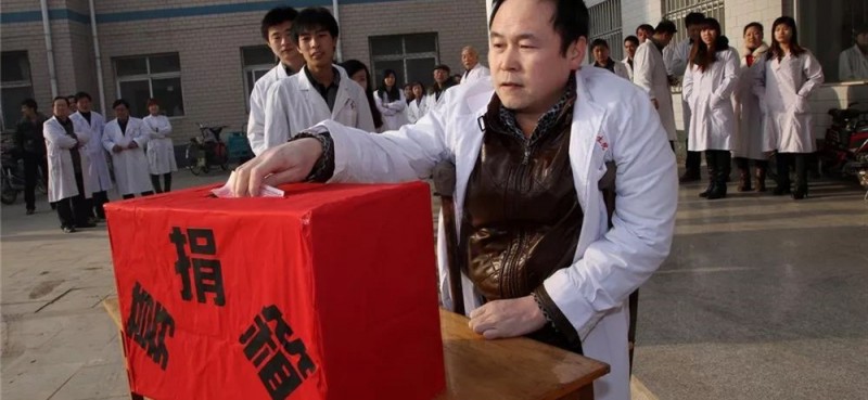 帶頭募捐，由一位受別人幫助的人變?yōu)橐晃环e極幫助別人的人。