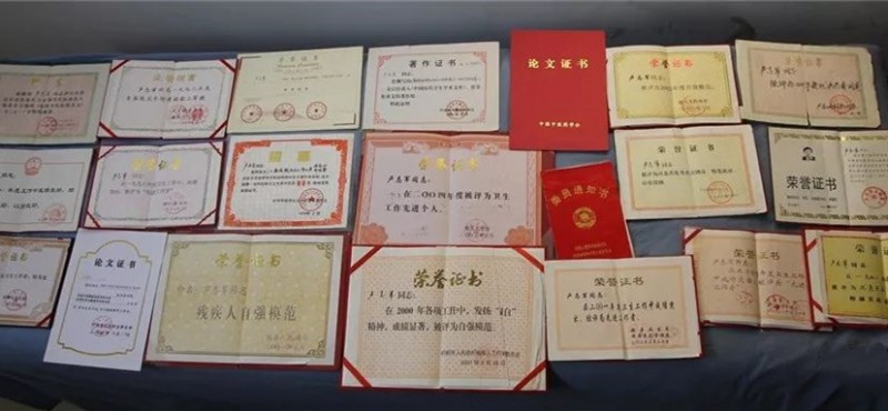 每一次榮譽(yù)的獲得，都凝聚著他雙拐下的艱辛。（2）