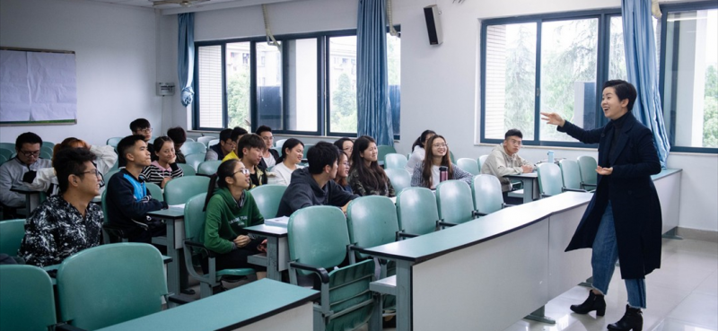 對于具有聽力障礙的人而言，手便是他們的“嘴”，手語代替聲音“說”出他們心中所想。全國自強模范鄭璇，用自己的親身經(jīng)歷融入特教教學(xué)，架起聽障群體之間的溝通橋梁，幫助聾人朋友譜就無聲世界的歡歌。