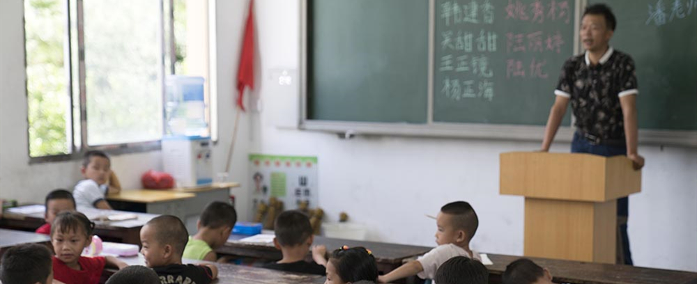 今年的9月1號，潘平忠抱著書本走進(jìn)“新”教室，和他的18個(gè)學(xué)生一起開始了新學(xué)期第一課?！翱h教育局經(jīng)過全面考慮，撤銷了孖堯教學(xué)點(diǎn)?！?潘平忠說，心中雖然不舍，但大山深處的孩子們能夠到教學(xué)條件更好的學(xué)校讀書，一直以來都是他和村民們最大的愿望。轉(zhuǎn)到平永鎮(zhèn)中心校入教后，潘老師和另外一名班主任教一年級的大部分課程。