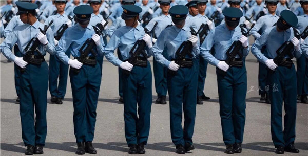 空軍方隊的戰士們正在找點位。為了科學高效地完成訓練任務，訓練中每名戰士都有對應的點位和參考線。