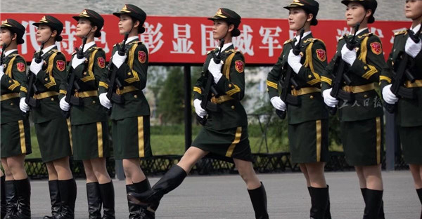儀仗方隊的女兵正在列隊訓練。此次閱兵中，徒步方隊女性身高普遍在1.63米至1.75米之間。