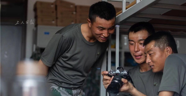 回到宿舍后，一名喜愛攝影的戰士正在給戰友們分享自己拍攝的照片。