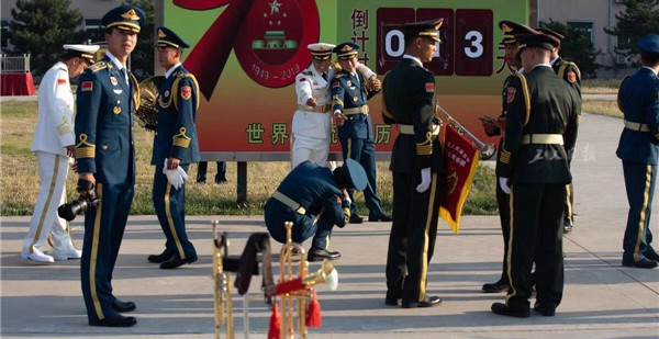 9月17日下午，距國慶閱兵還有13天的時間，軍樂團的樂手們利用休息時間在倒計時牌前合影留念。