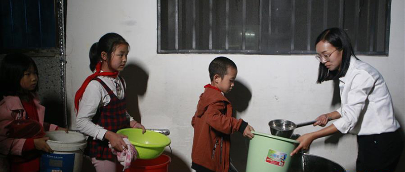 夜晚，方榮給羅田縣希望小學住校學生打水洗漱。