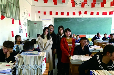北京大學第21屆研究生支教團云南分團成員在課間合影_b