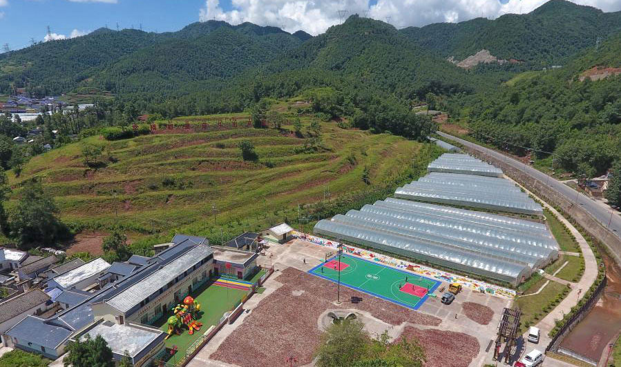 這是8月10日在四川省涼山彝族自治州昭覺縣四開鄉梭梭拉打村拍攝的四川省武警總隊援建該村的幼兒園、籃球場和產業園（無人機照片）。