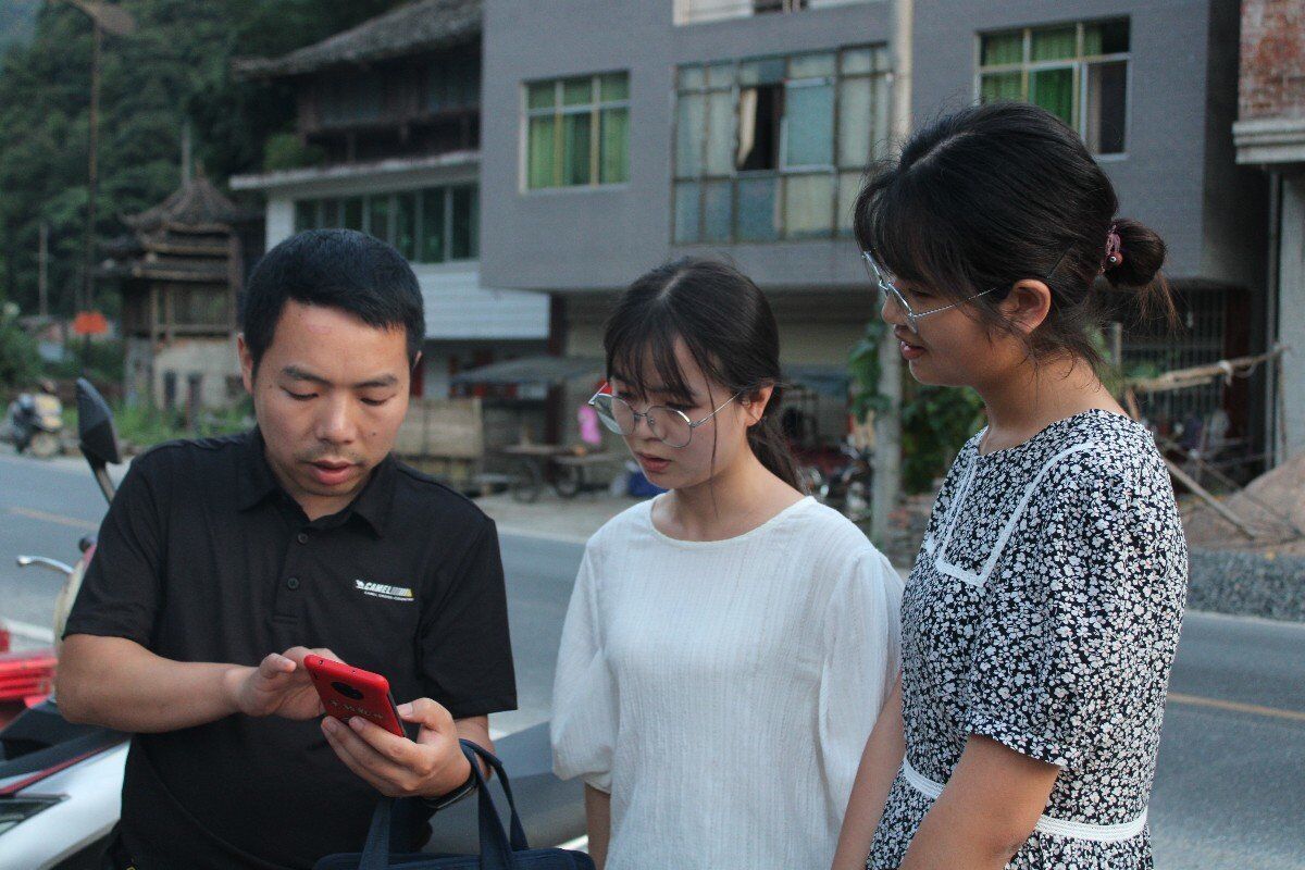 實踐隊隊員向赴隴城村的駐村工作隊隊員進行交流采訪