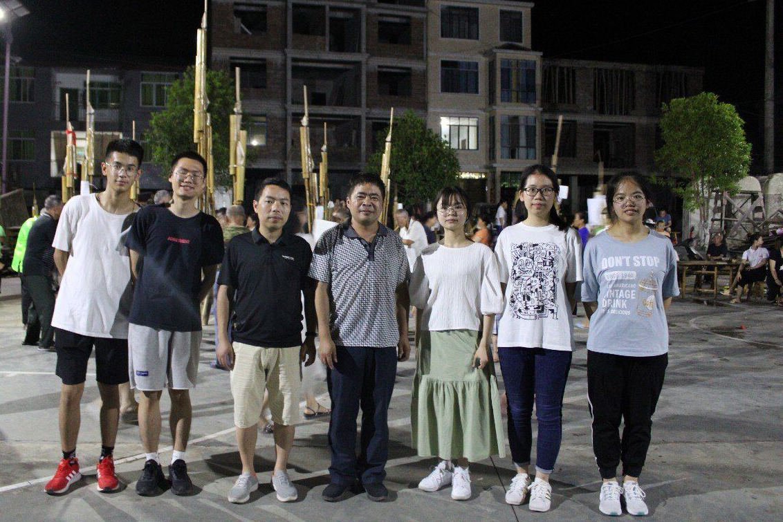 “赤行隊”隊員在蘆笙表演前與隴城鎮黨委書記合影