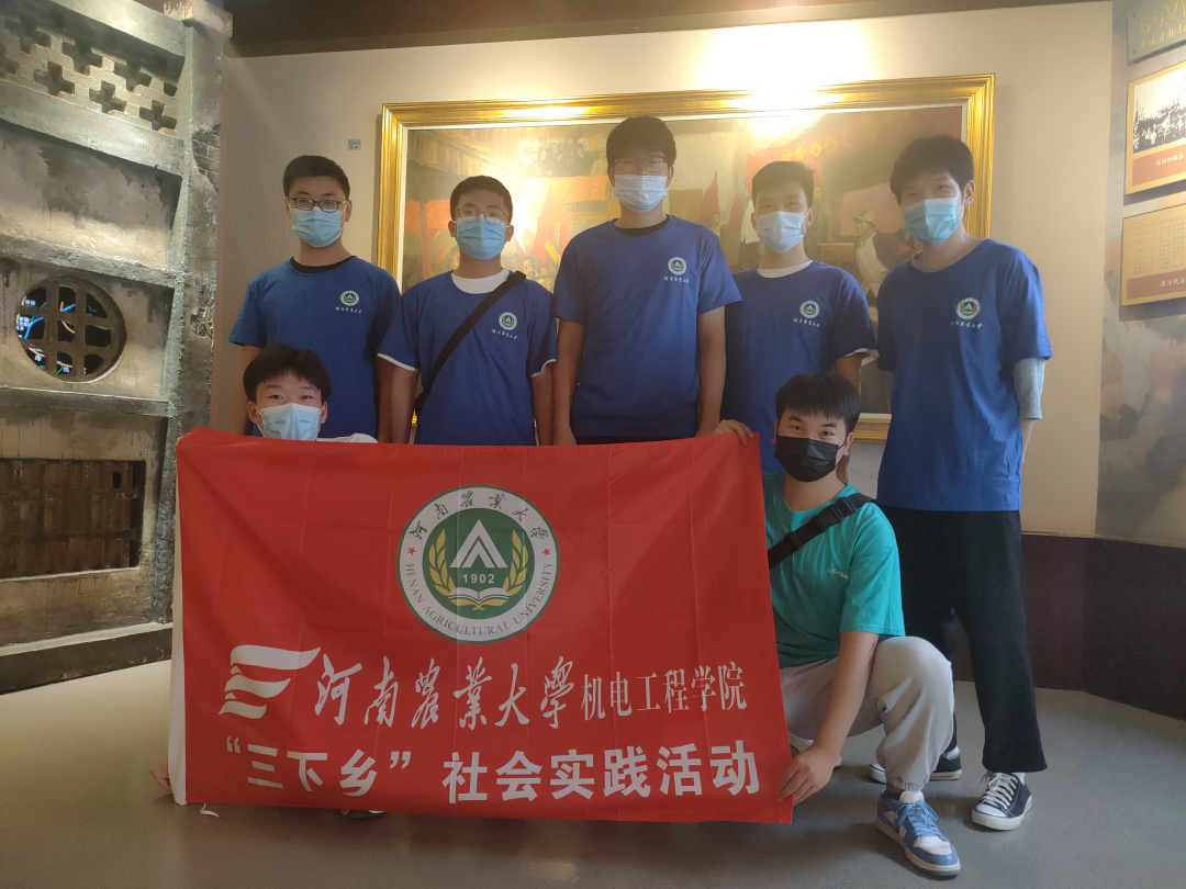 實踐隊員于二七塔內合照