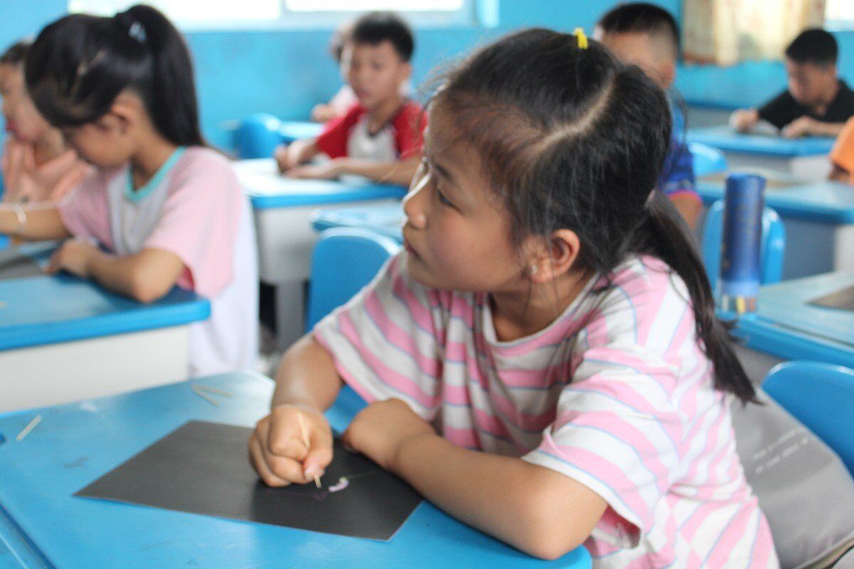 隴城鎮(zhèn)中心小學(xué)的學(xué)生在實(shí)踐隊(duì)隊(duì)員的帶領(lǐng)下進(jìn)行繪畫(huà)