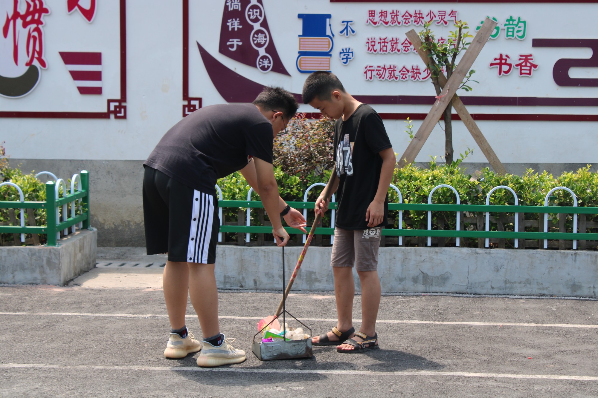 實踐團隊員和學生一起打掃校園