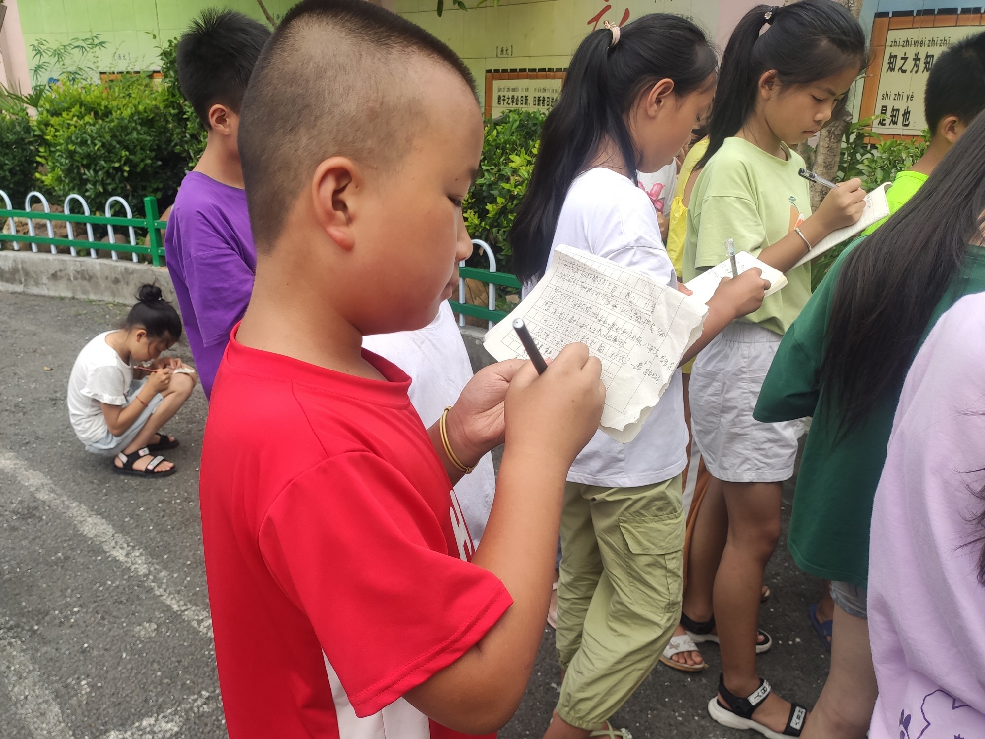 隴城鎮(zhèn)中心小學(xué)的學(xué)生書(shū)寫(xiě)課堂筆記