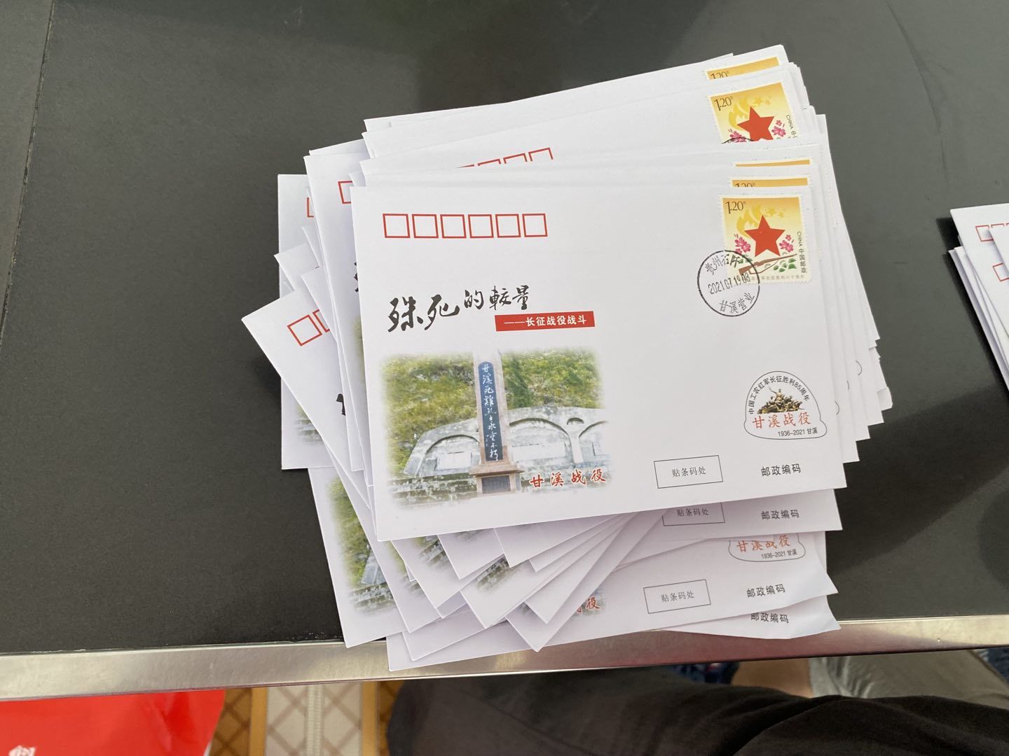 圖為老人們?yōu)閷嵺`團展示的信封