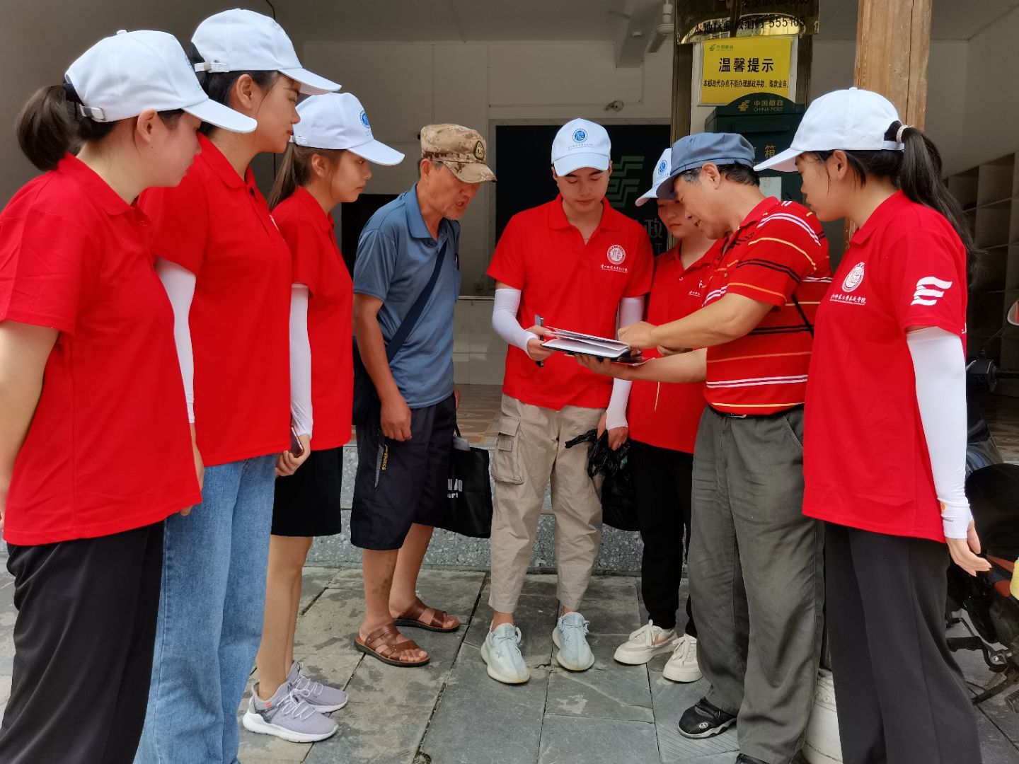 圖為老人們向?qū)嵺`團隊員展示集郵冊