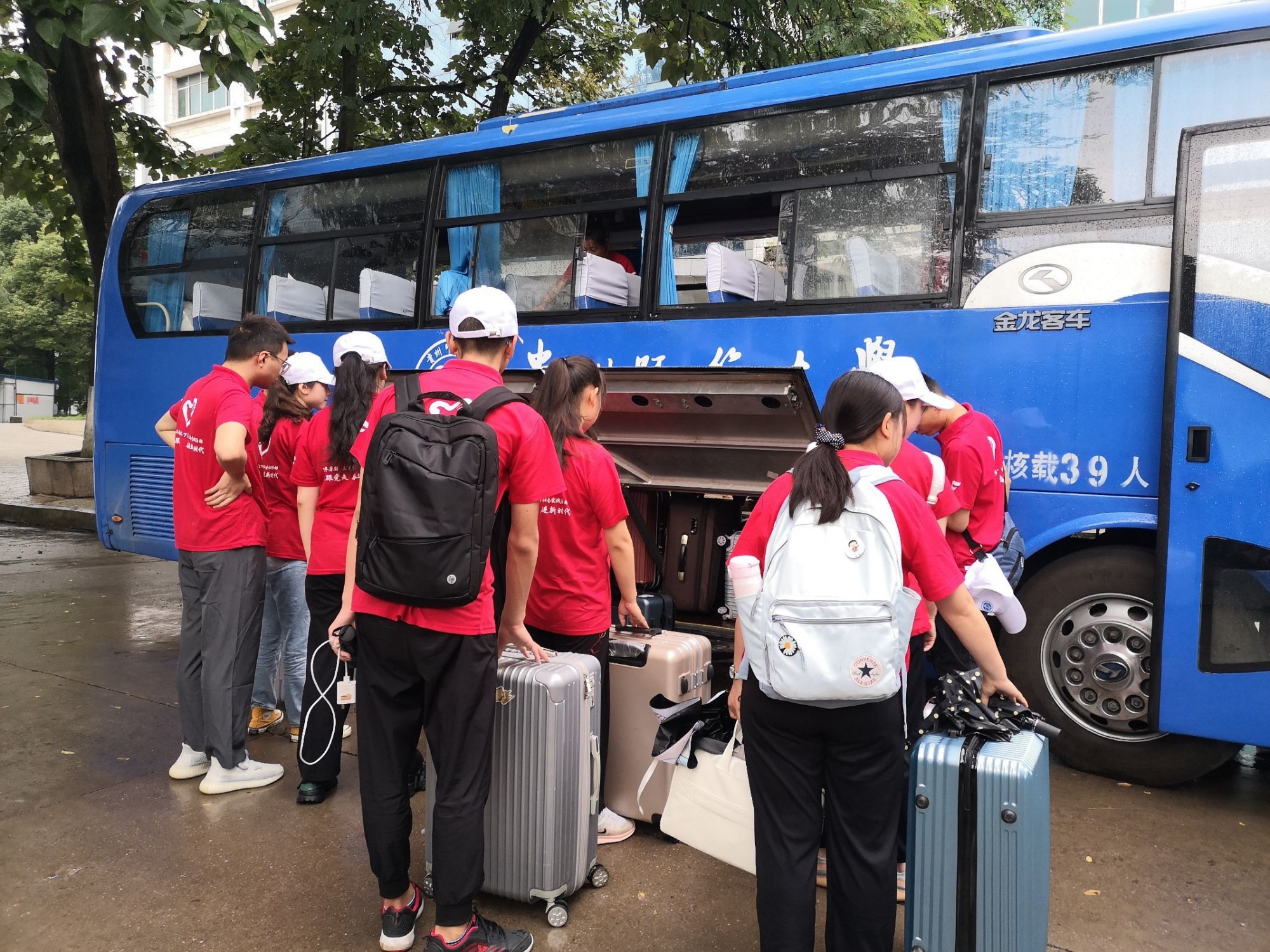 圖為實踐團從貴州師范大學求是學院乘坐校車出發
