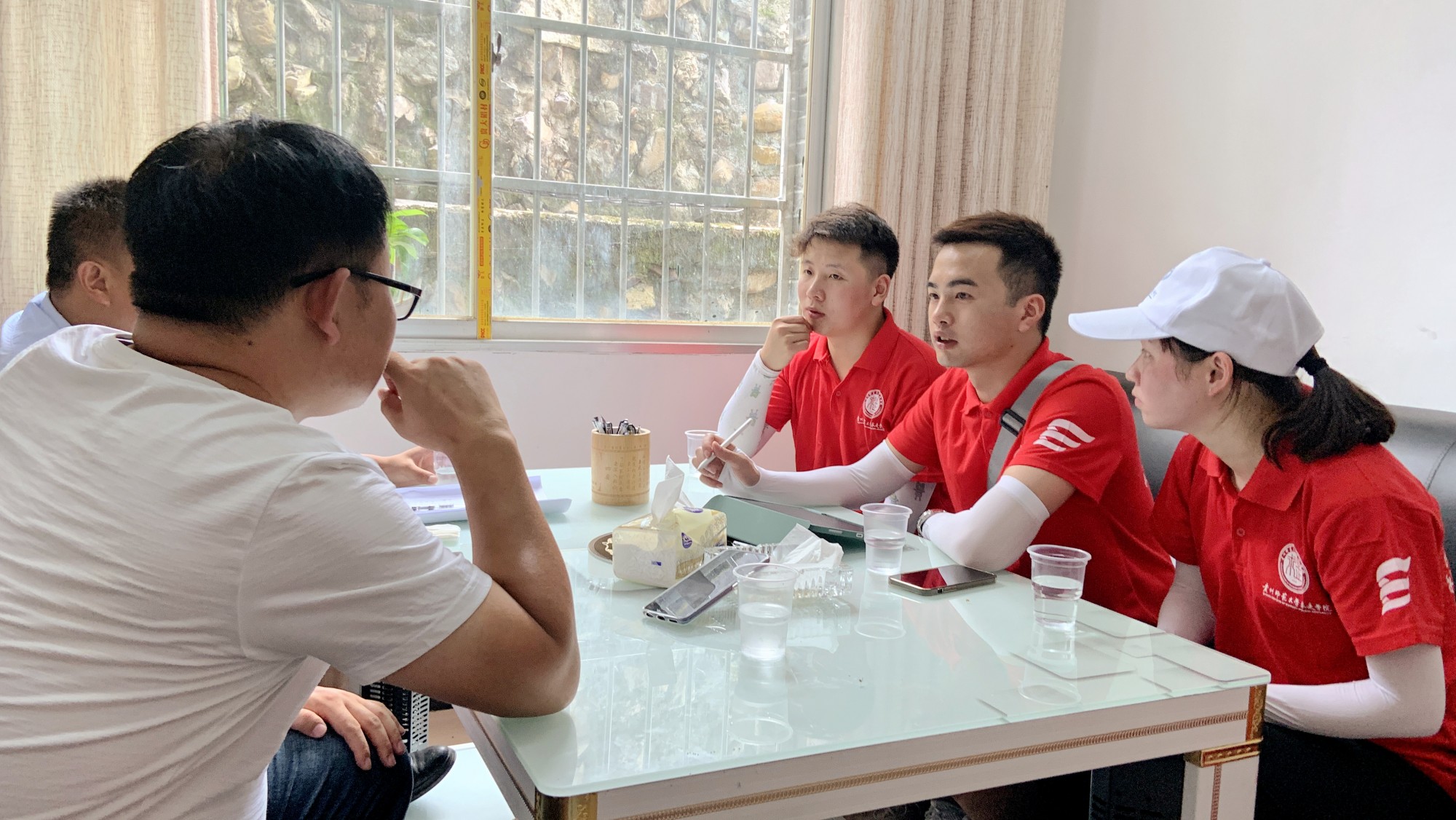 圖為帶隊老師與當地政府對接工作