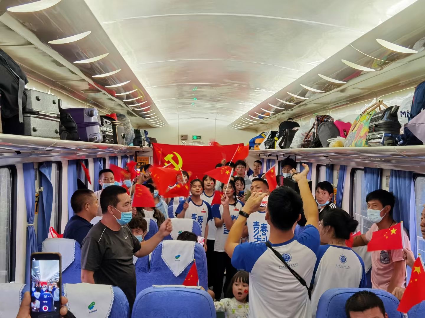 隊員和乘客列車上互動，共唱紅歌。（田嘉偉攝）
